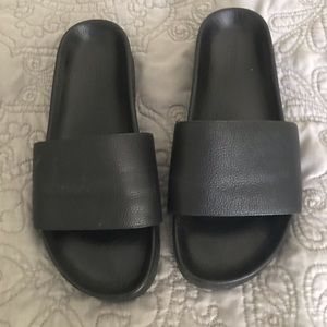 Vince Gavin Leather Slide in Black